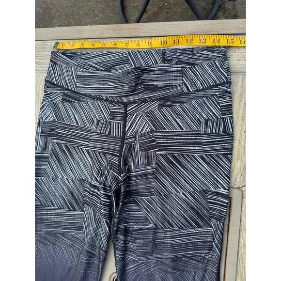 Under Armour Womens Leggings Size M/L Black White Geometric Ombre Activewear Gym - Picture 4 of 12
